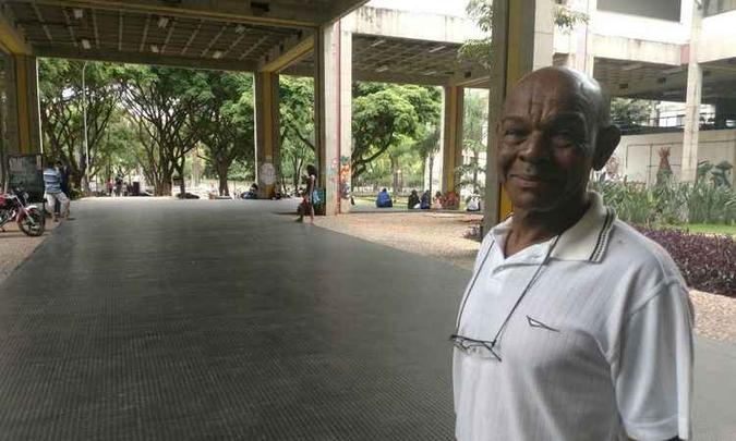 O porteiro Élvio José Venâncio disse que chegou às 7h45 e mesmo tão cedo já tinha um candidato esperando para entrar(foto: Ramon Lisboa/EM/D.A Press) O porteiro Élvio José Venâncio disse que chegou às 7h45 e mesmo tão cedo já tinha um candidato esperando para entrar(foto: Ramon Lisboa/EM/D.A Press)