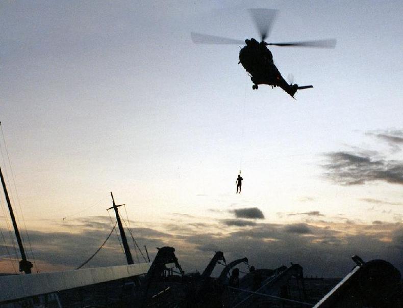 Ao amanhecer, o primeiro de dois mergulhadores da Marinha tentou descer até o Oceanos em meio a ventos fortes(foto: BBC) O primeiro mergulhador da marinha tenta chegar ao convés do Oceanos