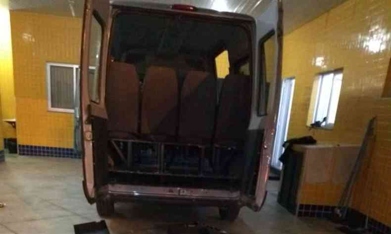 Motorista da van fugiu e ainda no foi encontrado(foto: Polcia Rodoviria Federal (PRF) / Divulgao)