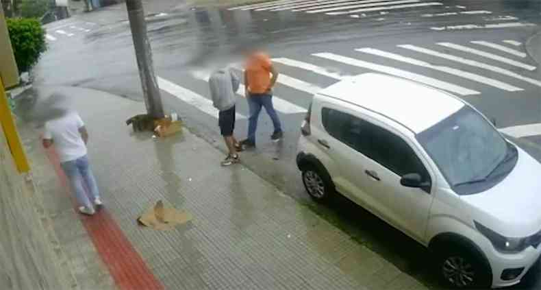 Imagem de circuito externo mostra o policial civil morto (de laranja) na rua ao lado do suspeito (de cinza) Arthur de Oliveira Vasconcelos, de 41 anos Vista Alegre