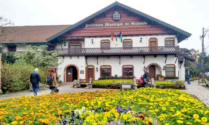 Carto-postal de Gramado, o prdio da prefeitura encanta com seus jardins floridos(foto: Juarez Rodrigues/EM/D.A Pressss)