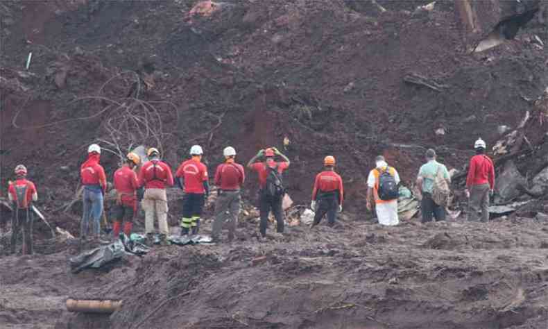Bombeiros chegam  rea do desastre para mais um dia de trabalho: 182 pessoas continuam desaparecidas, 55 delas funcionrios da mineradora(foto: Edsio Ferreira/EM/D.A Press)