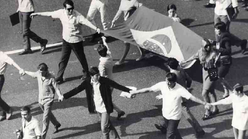 Uma das manifestaes estudantis ocorridas em 1968, contra as quais representantes da linha dura no regime militar pressionavam o presidente Costa e Silva a decretar um novo ato institucional para liberar instrumentos repressivos; o resultado foi o AI-5