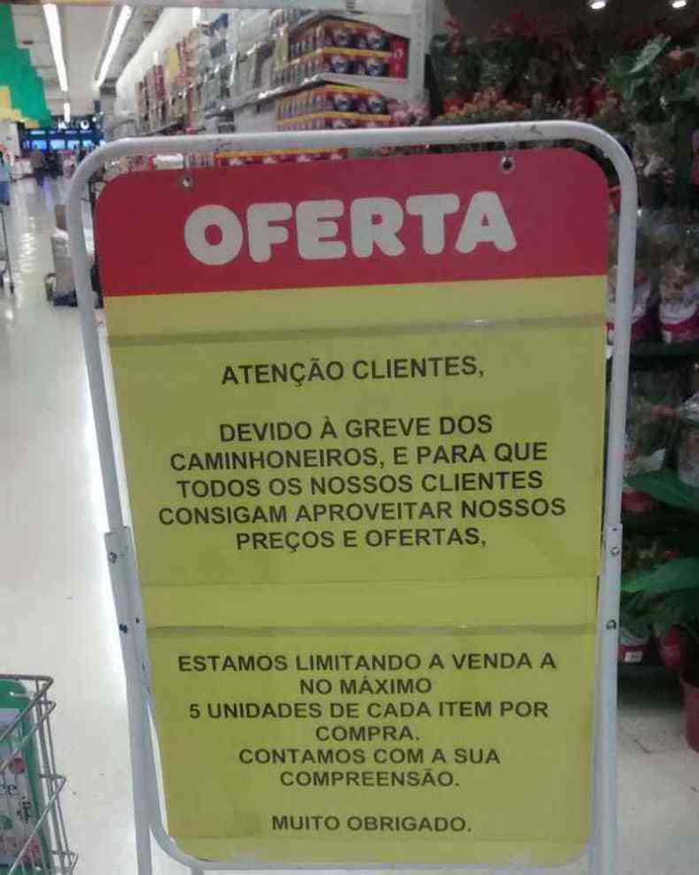 O Carrefour do BH Shopping colocou aviso e pediu compreenso dos clientes(foto: Divulgao)