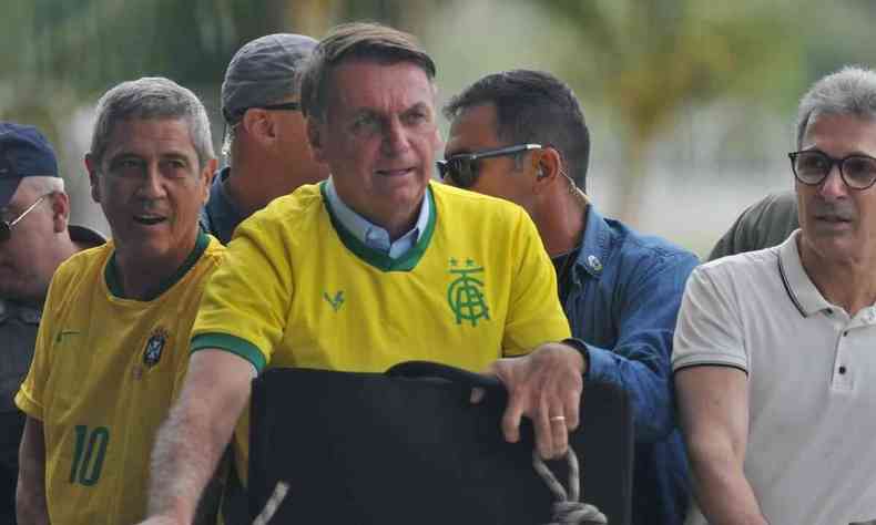 O presidente Jair Bolsonaro durante carreata em BH