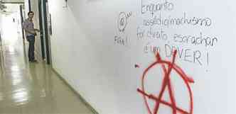 Alunos picharam paredes para reclamar do comportamento do professor(foto: Angelo Pettinati/Esp. EM/D.A Press)