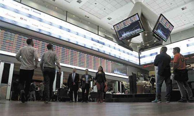 No pregão da Bovespa, os destaques foram as altas das ações ligadas às companhias estatais(foto: Miguel Skinkariol/AFP - 24/8/15) No pregão da Bovespa, os destaques foram as altas das ações ligadas às companhias estatais(foto: Miguel Skinkariol/AFP - 24/8/15)