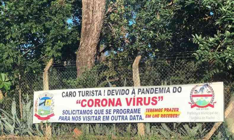 Faixas foram colocadas na Serra do Cip pedindo para que o turista retorne aps a pandemia(foto: Divulgao/Prefeitura de Santana do Riacho)