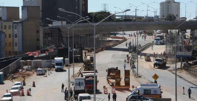 Nova tecnologia comeou a ser usada para remover o resto do viaduto em blocos e reduzir o impacto no local(foto: Paulo Filgueiras/EM/D.A.Press)