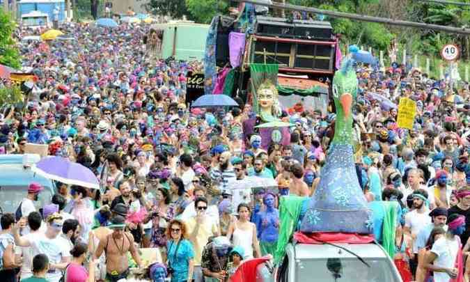 Polcia estimou pblico de 5 mil pessoas, mas organizadores calcularam que 10 mil seguiram o pavo(foto: Paulo Filgueiras/EM/D.A Press)