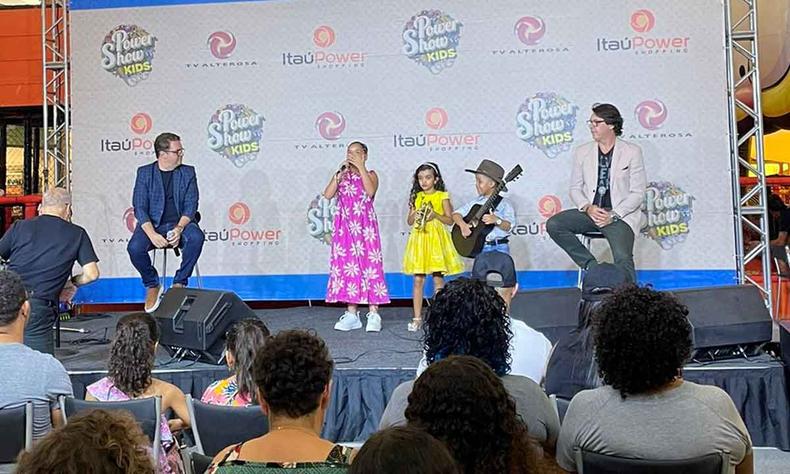 Os finalistas encantaram e emocionaram o público com suas lindas vozes (foto: Itau´Power Shopping/divulgação) Os finalistas encantaram e emocionaram o público com suas lindas vozes