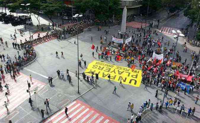 Estratgia est sendo usada para evitar depredaes durante passeata de manifestantes(foto: Sidney Lopes/EM/D.A.Press)