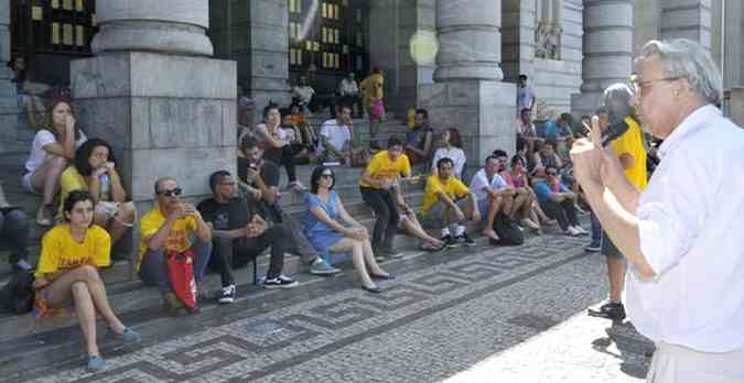 Ativistas assistem a aula sobre transporte pblico realizado em frente a prefeitura de BH(foto: Maria Tereza Correia/EM/D.A Press)