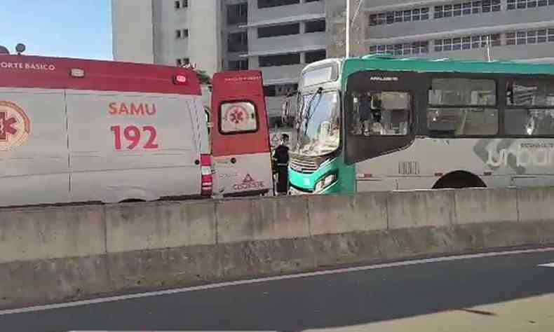 nibus e ambulncia do samu parados em cima de ciaduto