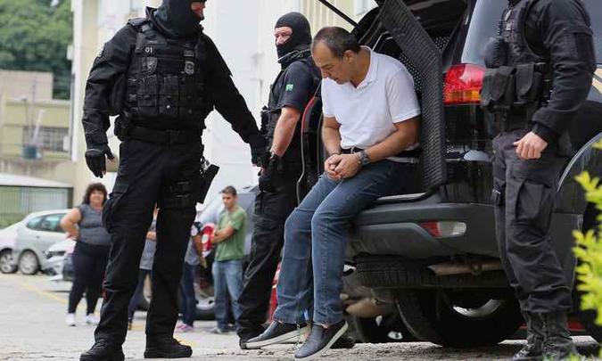 Ex-governador do Rio de Janeiro, Sérgio Cabral, durante transferência para Curitiba. Algemas e exposição não foram vistas com bons olhos pelo ministro do STF Gilmar Mendes(foto: Giuliano Gomes/PR Press.) Ex-governador do Rio de Janeiro, Sérgio Cabral, durante transferência para Curitiba. Algemas e exposição não foram vistas com bons olhos pelo ministro do STF Gilmar Mendes(foto: Giuliano Gomes/PR Press.)