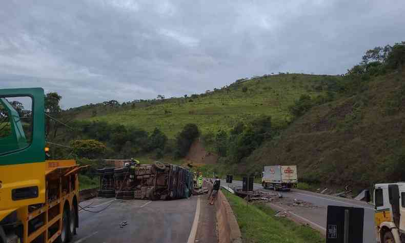 carreta tombada na pista da BR-381