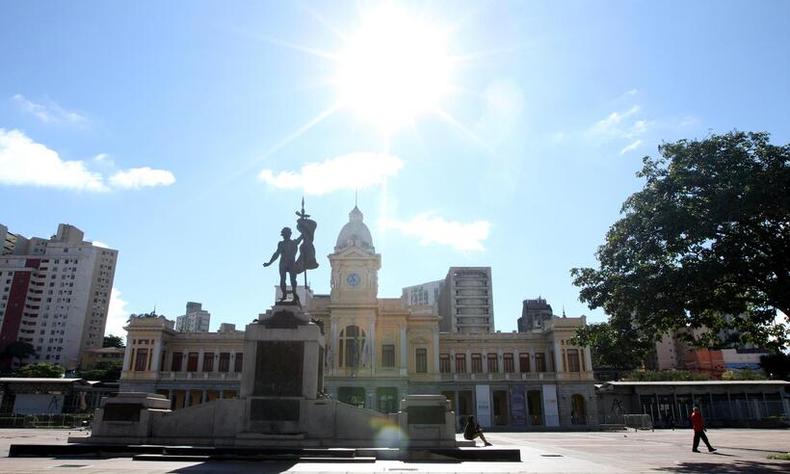 Segundo Inmet, a tendência é termos os três primeiros meses de janeiro com grandes períodos de céu aberto e temperaturas altas(foto: Jair Amaral/EM/D.A Press) Belo Horizonte