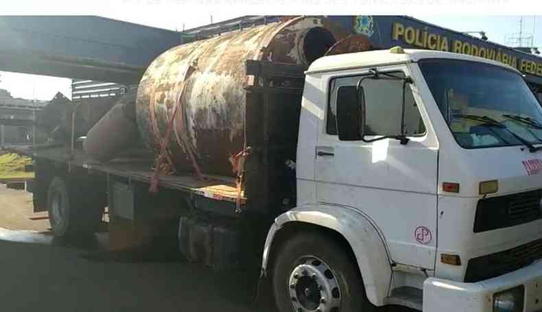 Carga de mais de 5 toneladas de maconha estava acondicionada em caminho-tanque(foto: PRF/Divulgao)