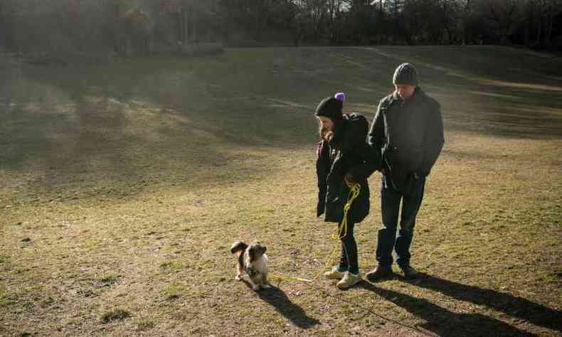Annelie e Markus Salomon levam Uschi para um passeio no parque Hasenheide(foto: AFP / STEFANIE LOOS)