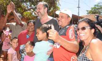 Kalil recebeu o carinho dos moradores das ocupaes da Regio do Isidoro(foto: Beto Novaes/EM/D.A PRESS)