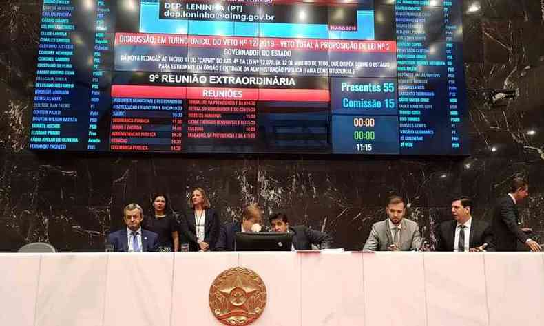 Deputados aprovaram a PEC que impede Zema de adiar o pagamento das emendas com 56 votos(foto: Luiz Santana / ALMG)