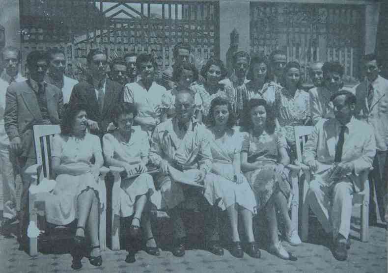  Alberto da Veiga Guignard e alunas em 1942