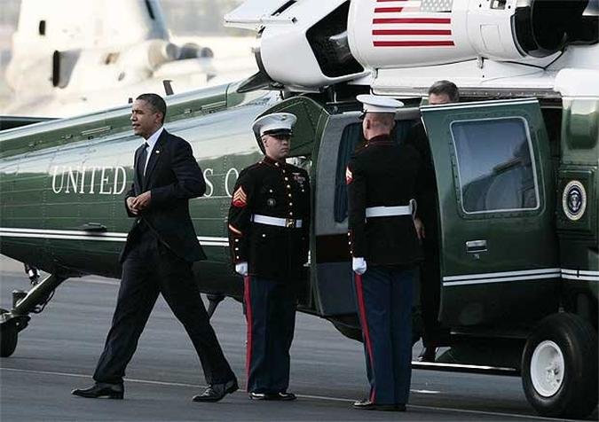 O presidente Obama chega ao aroporto de Burbank e seguiu para a casa do ator (foto: REUTERS/Larry Downing) O presidente Obama chega ao aroporto de Burbank e seguiu para a casa do ator (foto: REUTERS/Larry Downing)
