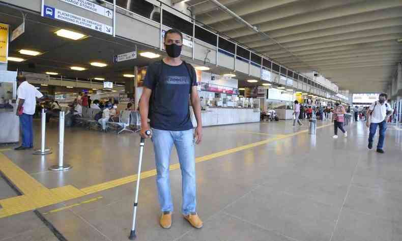 Thiago Rodrigues, que tm uma deficincia em umas das pernas, elogia a mobilidade oferecida pela rodoviria