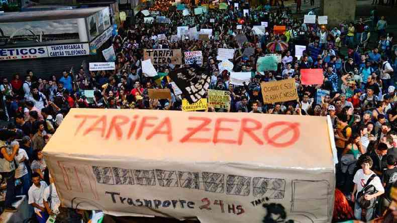 nibus de papelo com a inscrio 'Tarifa Zero', durante os protestos de junho de 2013