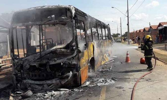 Ônibus foi incendiado no fim da manhã desta terça-feira(foto: Corpo de Bombeiros/Divulgação) Ônibus foi incendiado no fim da manhã desta terça-feira(foto: Corpo de Bombeiros/Divulgação)