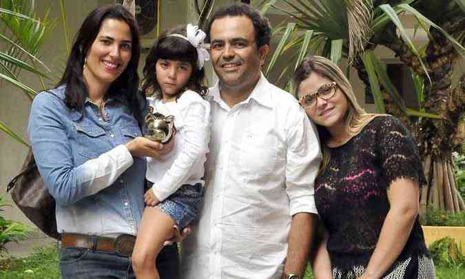 Marcelo e Ludmila com as filhas: cortes radicais nos gastos e mais unio(foto: Antnio Cunha/CB/D.A Press)
