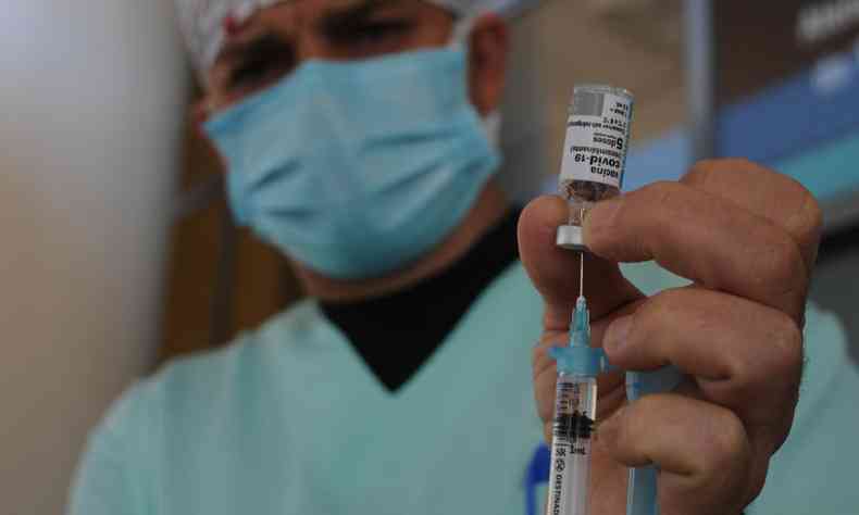 enfermeiro prepara a aplicação de vacina contra COVID-19