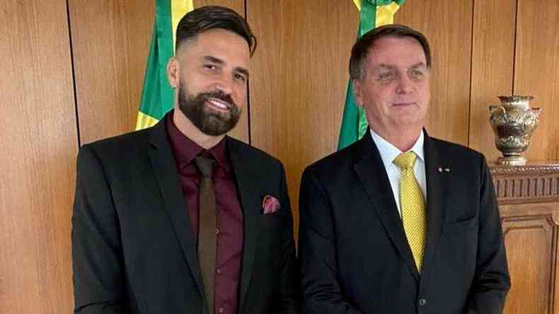 Latino posa para fotos com Bolsonaro