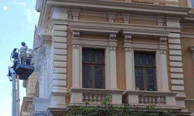 Operrios pintam a antiga sede da Secretaria de Viao e Obras Pblicas de Minas, com fundo branco e paredes com sobretons de marfim e areia