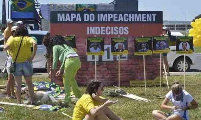 Antonio Cruz/ Agncia Brasil(foto: Painis instalados pelo Vem pra Rua em frente ao Congresso mostram nmero de parlamentares contrrios e favorveis ao impeachment, assim como de indecisos)