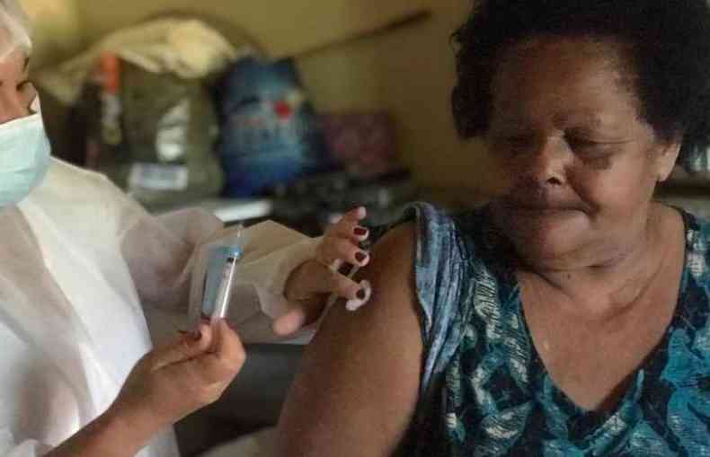 Gessy Silva, conhecida como dona Ninô, afirma que nenhum membro do Quilombo Pimentel pegou COVID-19, mas teme pelos que ainda não foram imunizados(foto: Reprodução/Prefeitura de Pedro Leopoldo)