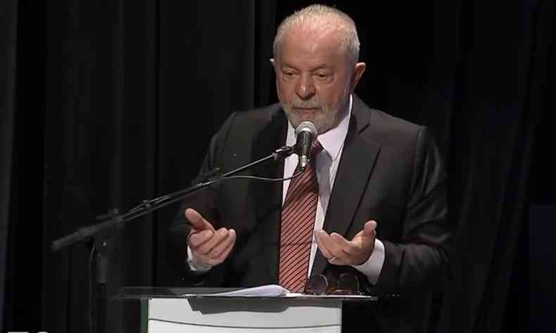 Lula de terno, em p, durante discurso