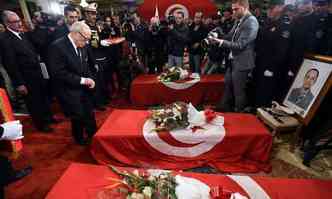 Presidente Beji Caid Essebsi participa da cerimnia de velrio das vtimas(foto: FETHI BELAID/AFP)