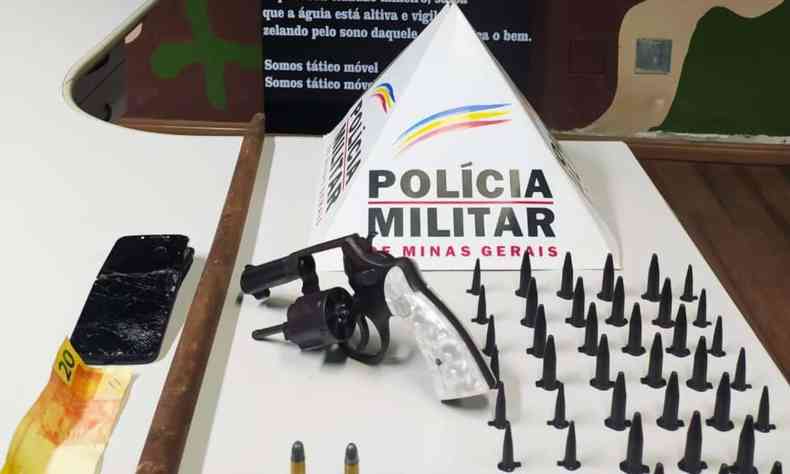 Materiais encontrados com o suspeito de executar jovem em Brumadinho