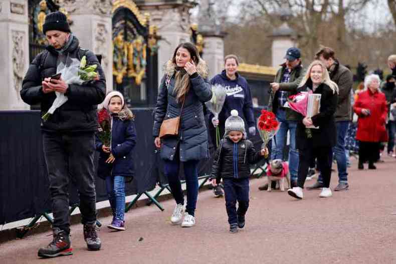 Londrinos homenageiam o duque de Edimburgo, no Palcio de Buckingham(foto: Tolga Akmen/AFP)