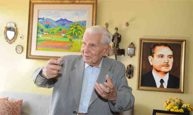 Rondon, aos 94 anos, em sua casa, em Uberlndia, e o quadro que retrata o Caraa: personagem de uma poca que mudou os rumos do pas(foto: Paulo Filgueiras/EM)