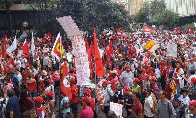 Manifestantes querem a manuteno do mandato de Dilma, mas so contrrios a Eduardo Cunha e o ajuste fiscal (foto: Rodrigo Clemente/EM/D.A Press )