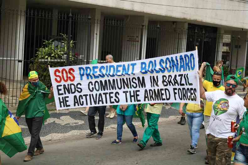 Cartazes em ingls pediam que Bolsonaro acione as Foras Armadas