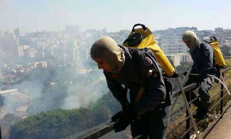 Militares tiveram trabalho para conter as chamas(foto: Leandro Couri/EM/DA Press)