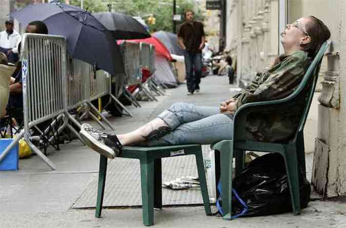 Cliente dorme do lado de fora da loja da Apple de Nova York  espera da compra de um iPhone (foto: AFP PHOTO/TIMOTHY A. CLARY)