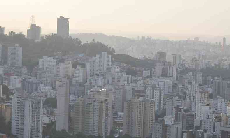 Vista de Belo Horizonte com nevoeiro, em junho de 2022