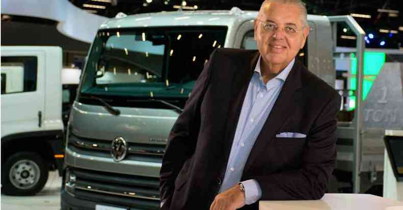 Roberto Cortes, CEO da Volkswagen Caminhes, anuncia a produo do primeiro caminho eltrico da marca(foto: Malagrine/Divulgao)