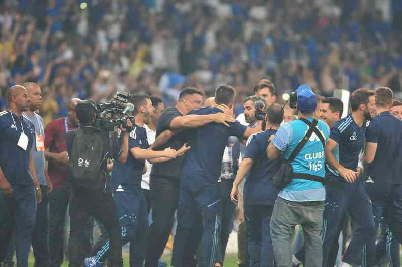 Abrao de Ronaldo e Pezzolano aps a confirmao do acesso do Cruzeiro