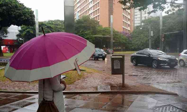 Na Savassi, Centro-Sul de BH, apesar de fraca, a chuva j fez com que o guarda-chuva voltasse ao cenrio da cidade, aps uma semana de trgua (foto: Paulo Filgueiras/ EM/ D.A Press)