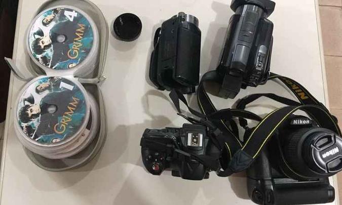 Câmeras e CDs foram apreendidos na casa do investigado e foram enviados para equipe de perícia (foto: Polícia Civil/ Divulgação ) Câmeras e CDs foram apreendidos na casa do investigado e foram enviados para equipe de perícia (foto: Polícia Civil/ Divulgação )